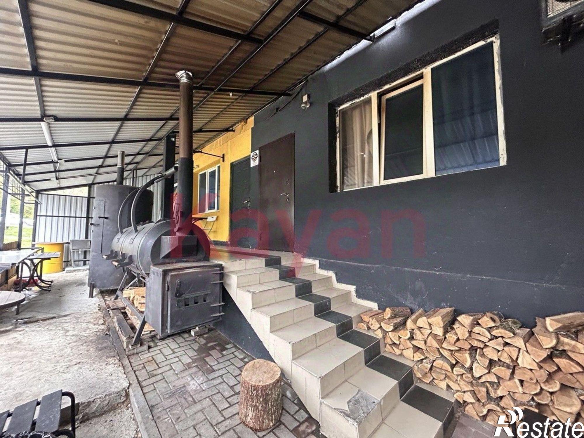 Купить торговое помещение за 3 900 000 рублей на Геленджикский проспект, 165