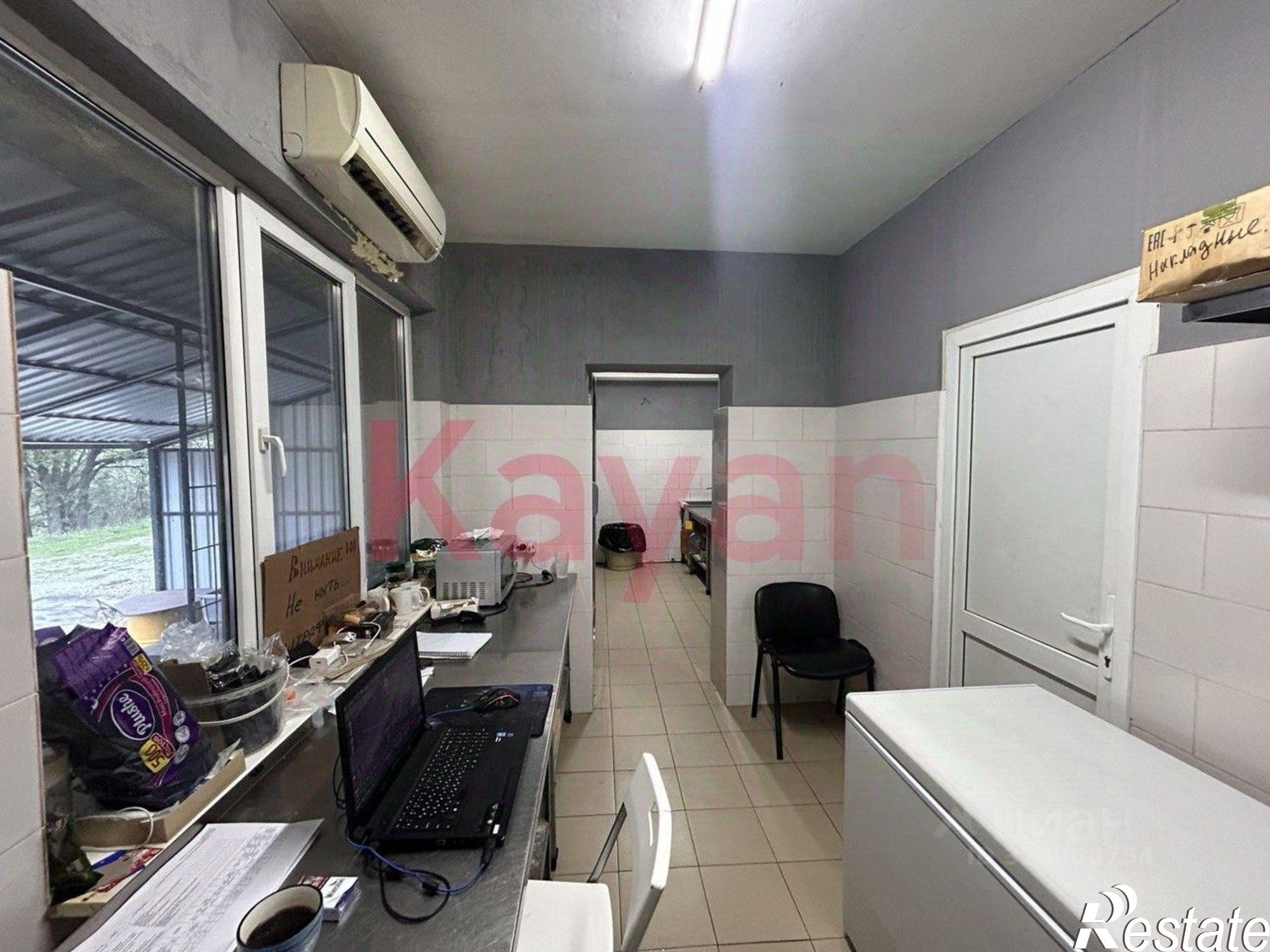 Купить торговое помещение за 3 900 000 рублей на Геленджикский проспект, 165