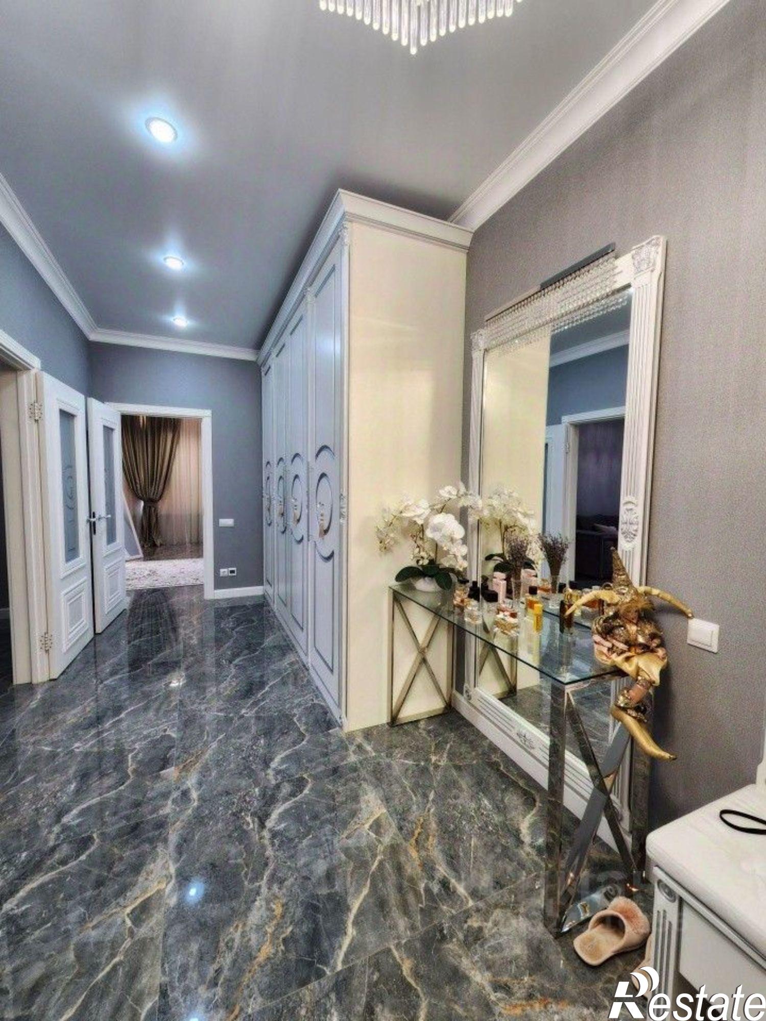 Купить квартиру за 31 000 000 рублей на Витебская улица, 14 к2/1